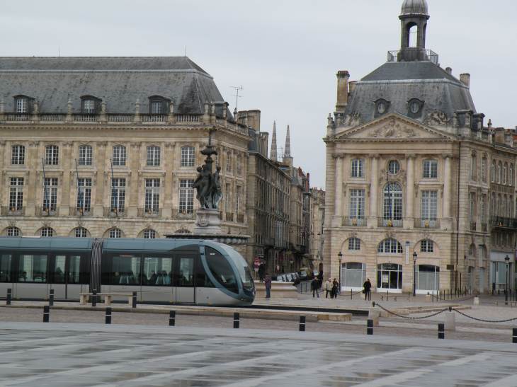  tramway sur la place de la Bourse